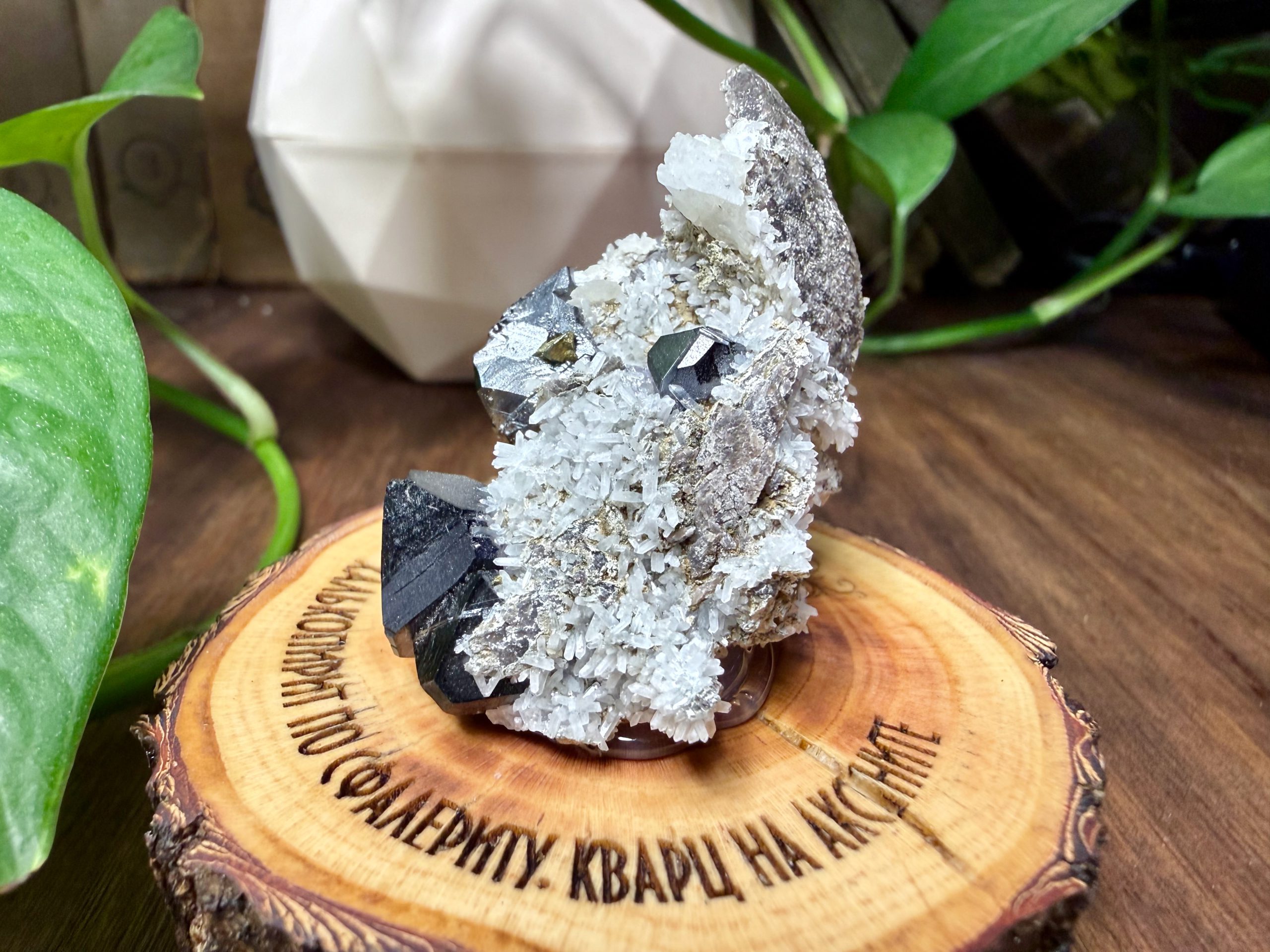 МУЗЕЙНЫЙ КОЛЛЕКЦИОННЫЙ ОБРАЗЕЦ • ХАЛЬКОПИРИТ ПО СФАЛЕРИТУ • КВАРЦ НА АКСИНИТЕ • КАЛЬЦИТ