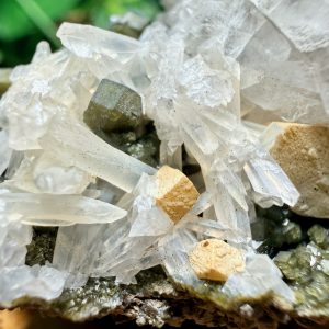 Кальцит УФ с кристаллом кактусовидного кварца на зеленом гранате (гроссуляр)